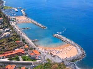 Madeira Touren online buchen Strand und Yachthafen Calheta Biild: Don Amaro CC BY 2.0