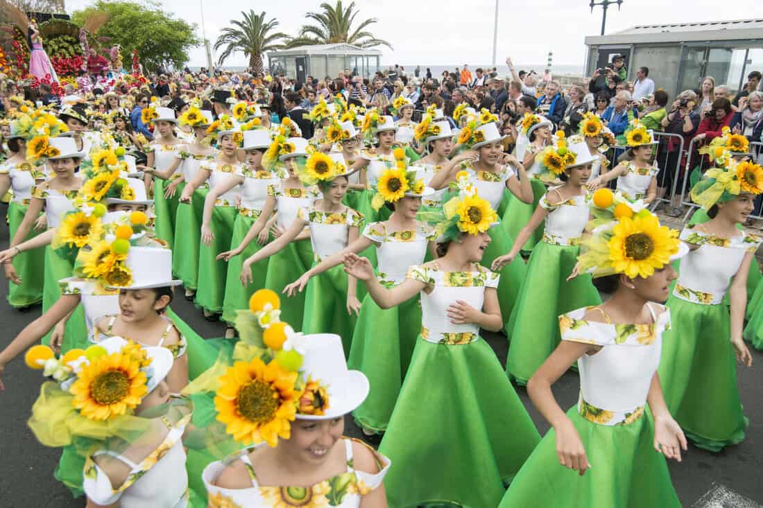 Blumenfest auf Madeira – Festa da Flor Junge Frauen Bei Blumenfest