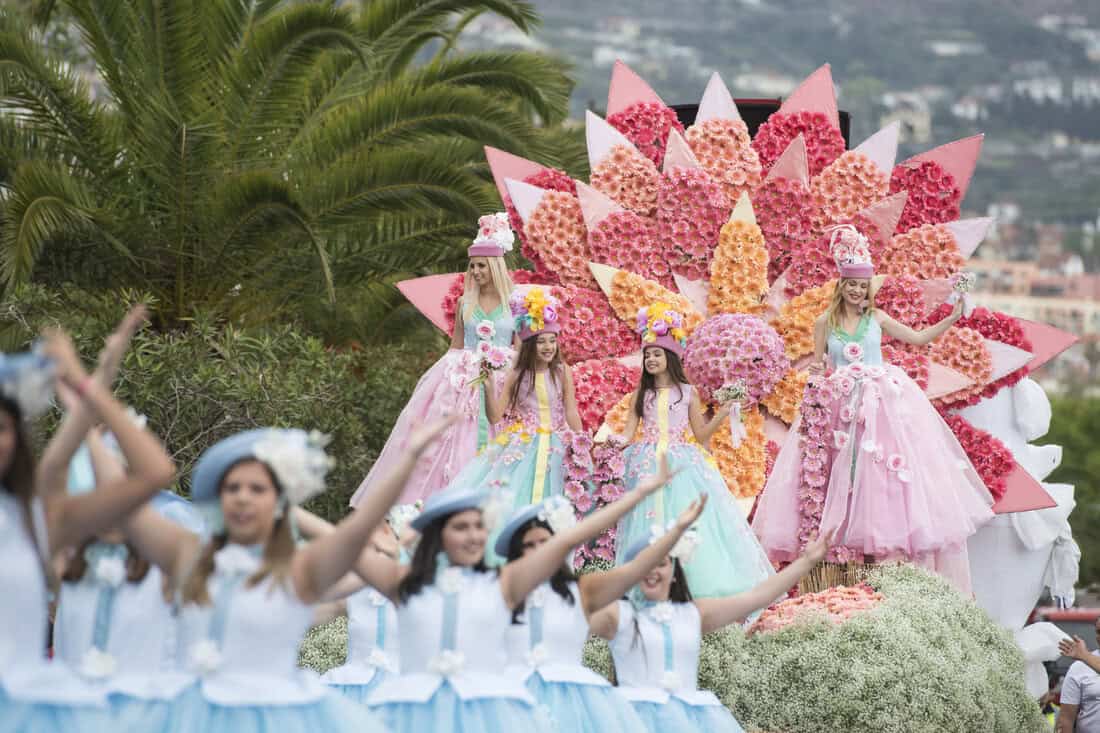 Blumenfest auf Madeira – Festa da Flor Frauen In Farbenfrohen Kleidern Beim Festa Da Flor